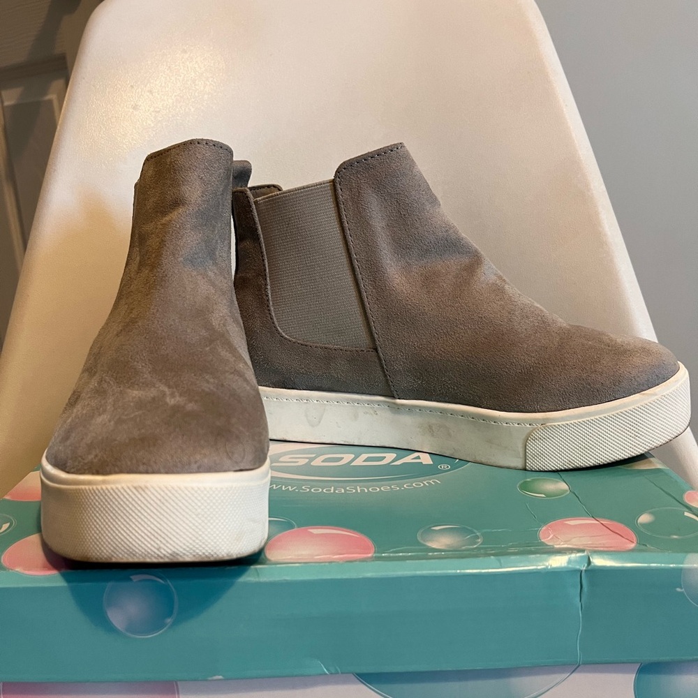 Cute gray wedge boots - Picture 4 of 6